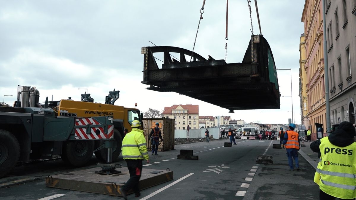 Dělníci demontovali v Praze historický železniční most, poputuje do muzea